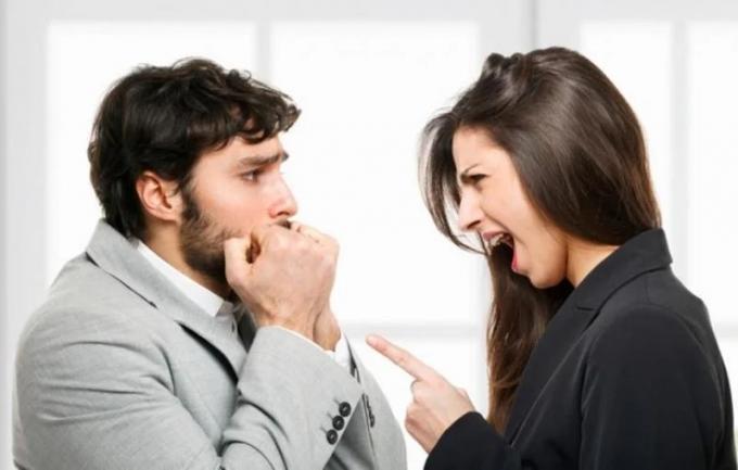 Sa femme le bat et l'humilie pendant qu'il jouit et en redemande