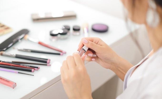 Buy cosmetics online in Singapore from a reputed store