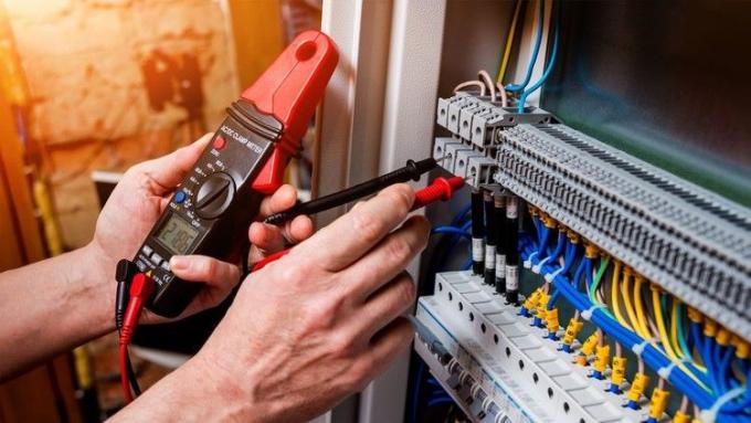 Why Work With Professional Electricians For Repairs and Installation