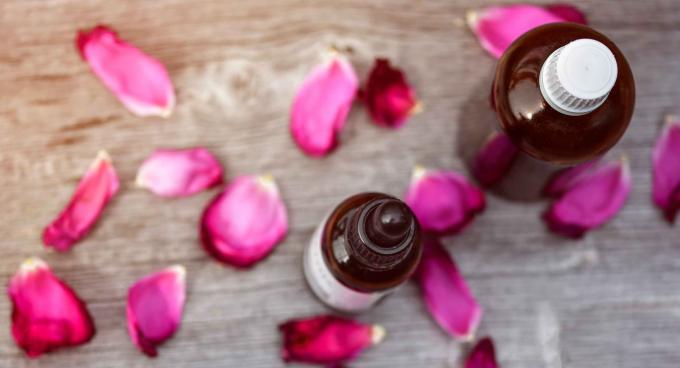 5 Dinge, die Sie wissen sollten, bevor Sie Rosenöl kaufen