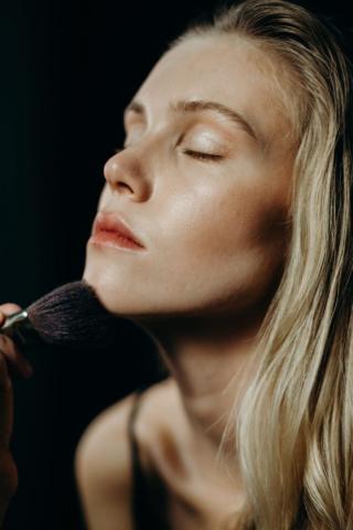 Few Remarkable Makeup Tips for Women Over 40