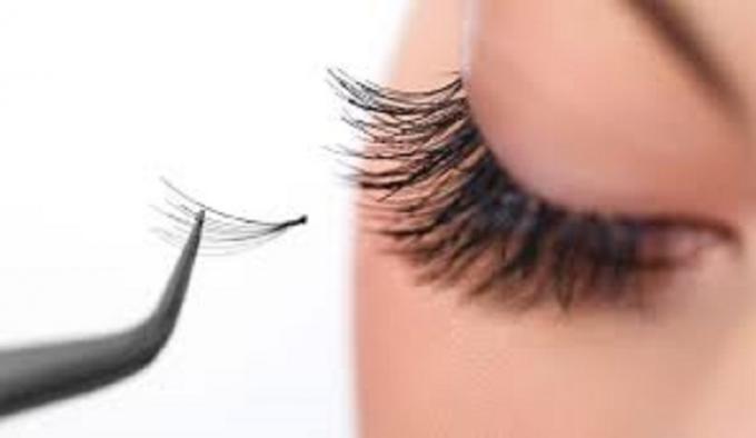 Your Guide To Safely Applying And Removing False Lashes