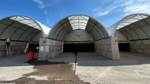 Rundbogenhalle auf Betonsteinen aus PVC & Stahl | Opus
