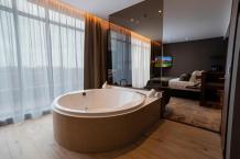 Hotel met Jacuzzi op Kamer - Vind hotels met jacuzzi&#039;s op de kamer in uw favoriete bestemmingen. Ontdek romantische kamers met bubbelbad om van een goed weekend te genieten