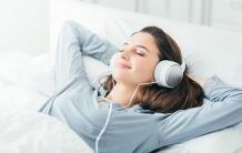 Sleeping with earphones is dangerous for health | Health News | Maharashtra Today