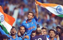 sachin tendulkar holding the Indian Flag